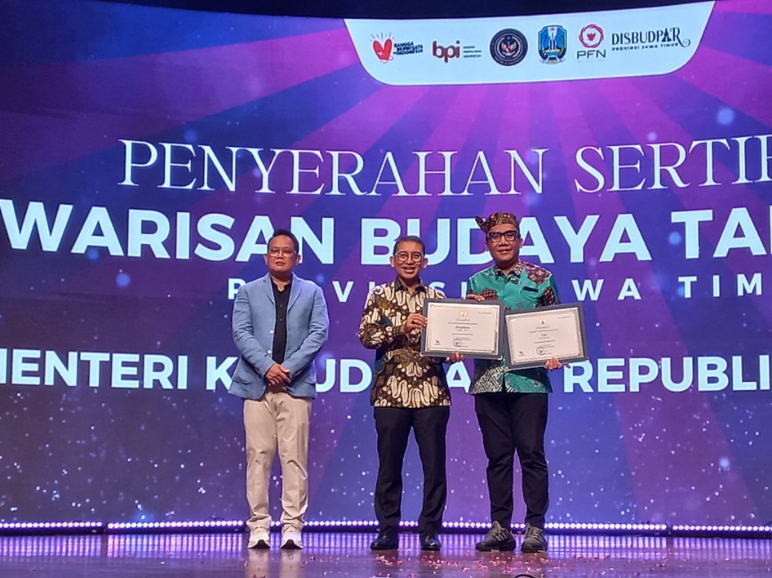 Pemkab Gresik Terima Sertifikat dari Menteri Kebudayaan Untuk Pudak dan Dhurung Bawean