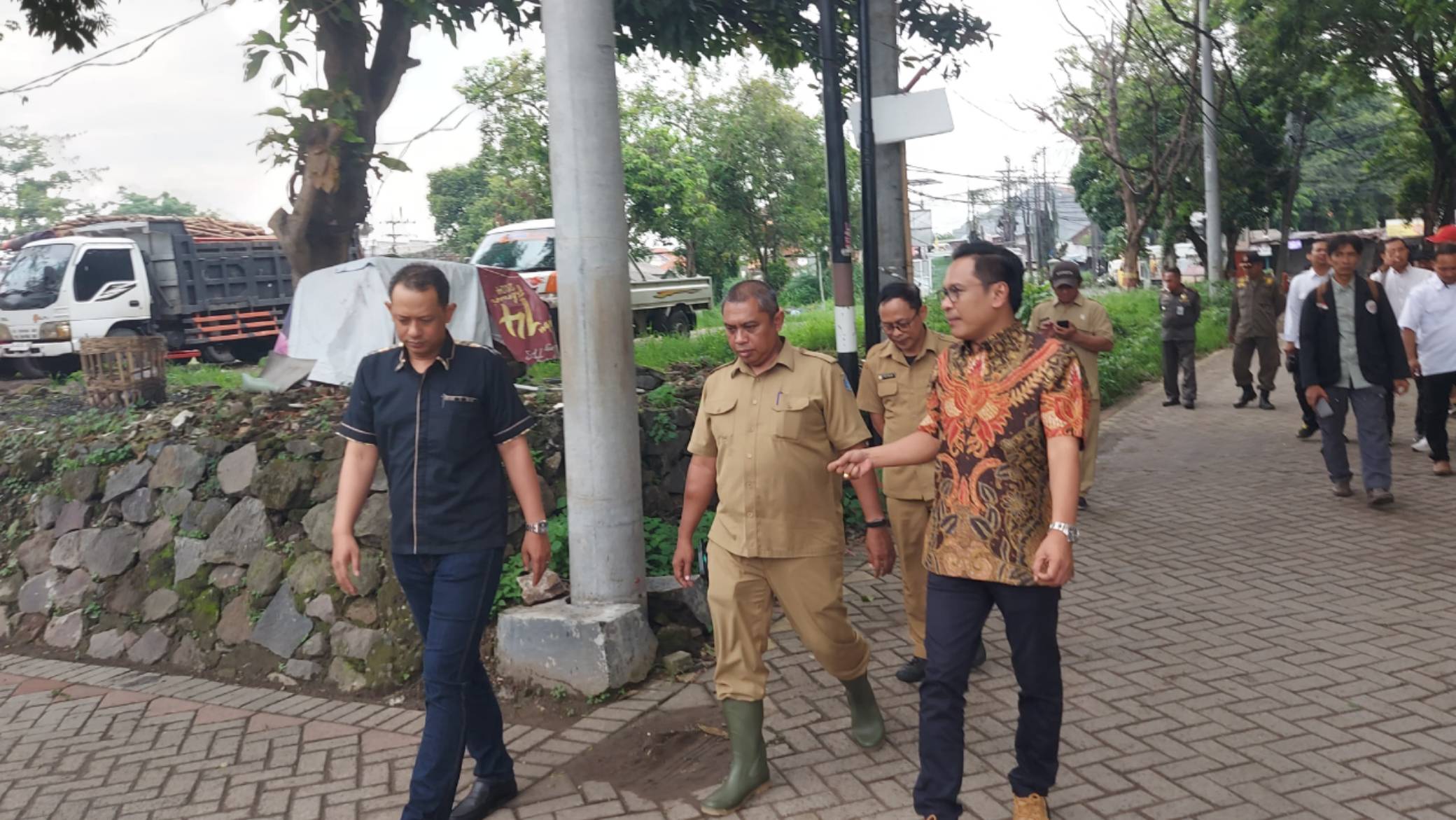 Wakil ketua DPRD Surabaya Bersama Camat Lakarsantri Saat Meninjau lokasi
