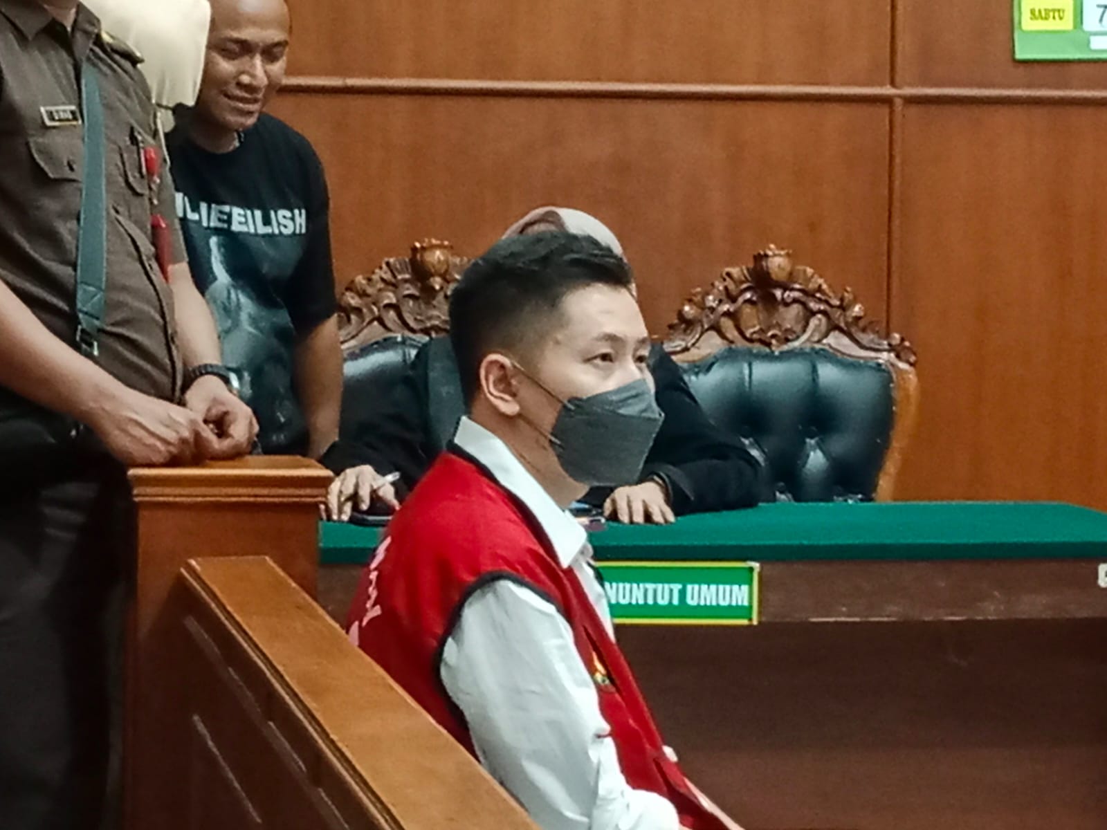 Terdakwa Huang Renyi Saat Mendengar Putusan Hakim Pengadilan Negeri Surabaya 