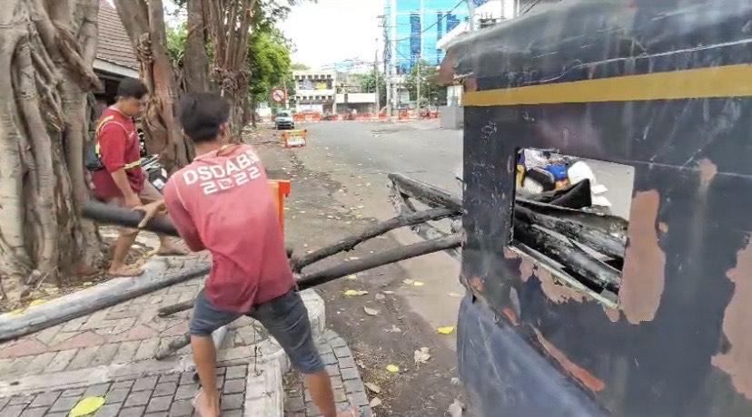 Pemkot Surabaya Serahkan Barang Bukti ke Kepolisian