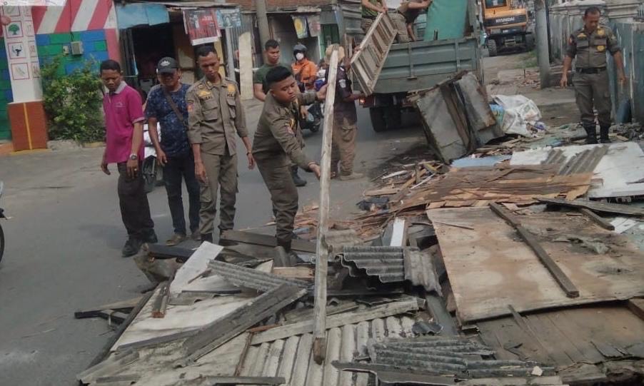 Satpol PP Surabaya bongkar bangunan liar 