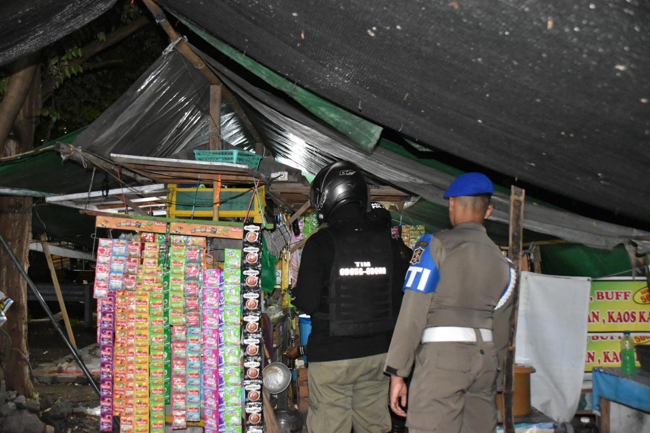 Satpol PP Surabaya Tertibkan Warkop Dibawah Jembatan Suramadu