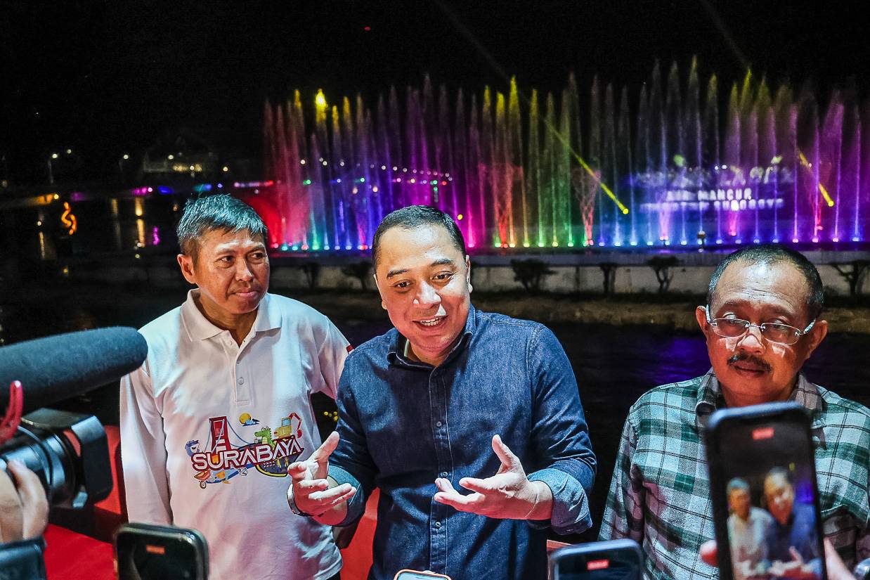 Wali Kota Eri Resmikan Pasona Laser Air Mancur Jembatan Suroboyo