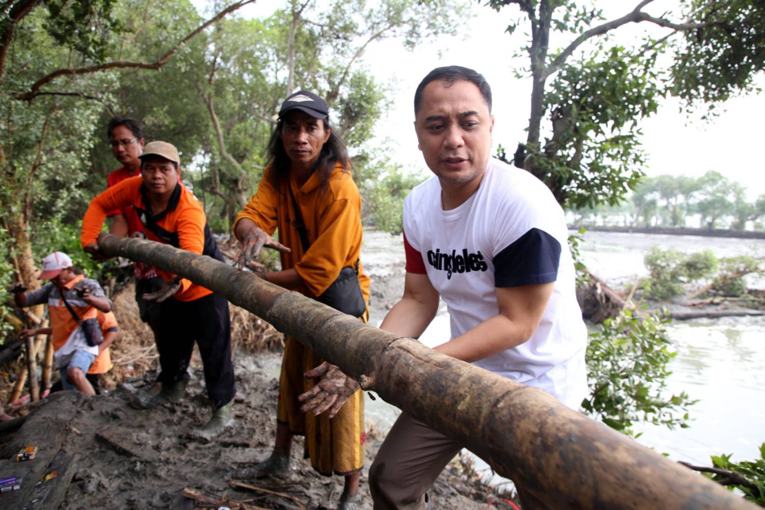 Wali Kota Eri Cahyadi Gotong Royong Bersama Warga Greges Timur 