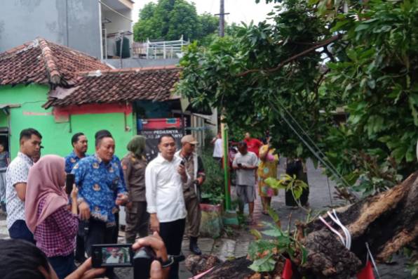 Pemkot Surabaya Gotong Royong Tangani Bencana Angin Puting Beliung di Mulyorejo