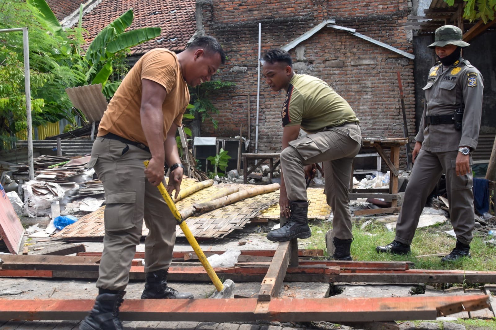Satpol PP Surabaya tertibkan Bangli didaerah tambak Wedi 