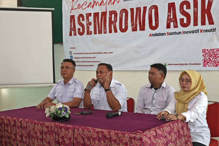 Camata Asemrowo Muhammad Khusnul Amin Klarifikasi Terkait Video Viral di depan Media 