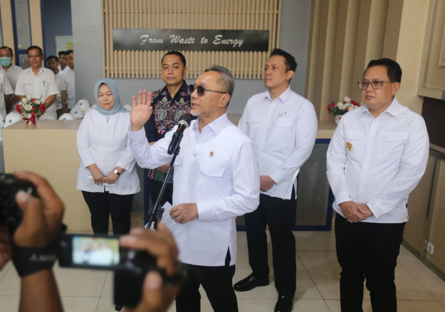 Menko Pangan Ingin Semua Daerah Adopsi Sistem Pengelolaan Sampah Menjadi Listrik