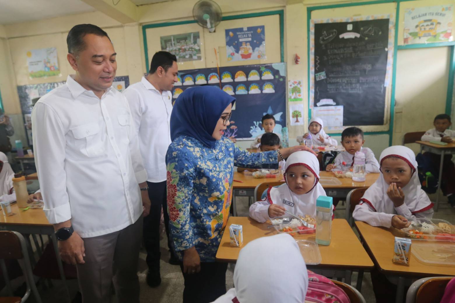 Wali Kota Eri Pantau Makan Bergizi Gratis Perdana di SD dan SMP Surabaya