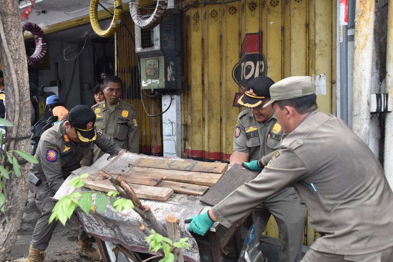 Satpol PP Kota Surabaya Tertibkan PKL di Sepanjang Jalan Kenjeran Hingga Ngaglik