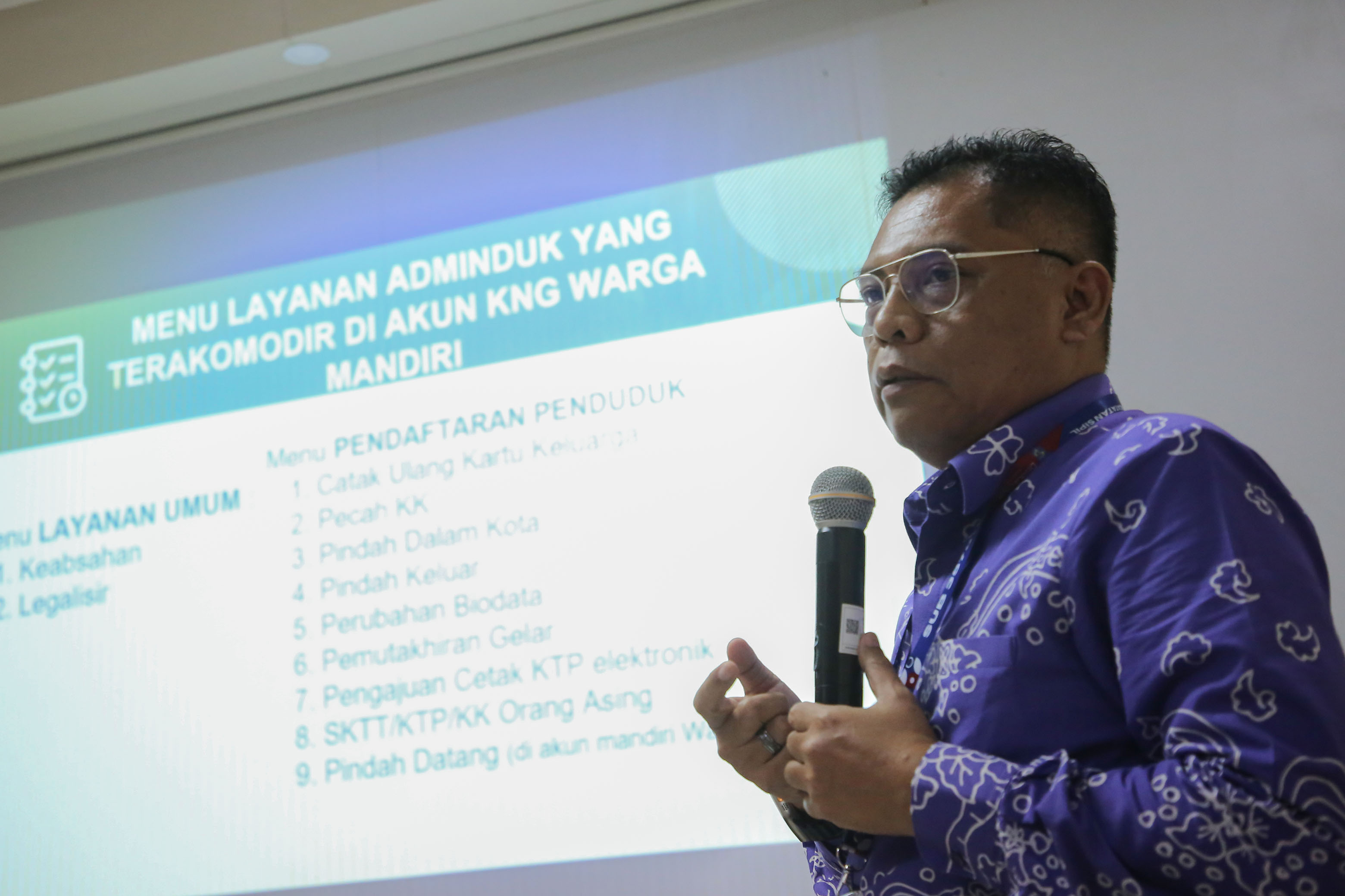 Kepala Dispendukcapil Kota Surabaya Eddy Christijanto