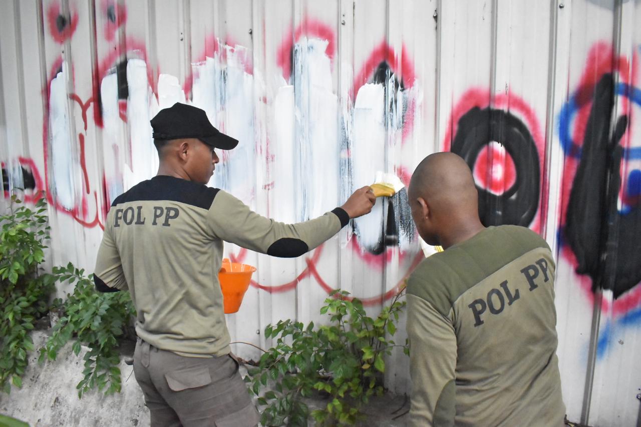 Satpol PP Surabaya Cat Ulang Tembok Bertuliskan ‘Adili Jokowi’ di 24 Titik