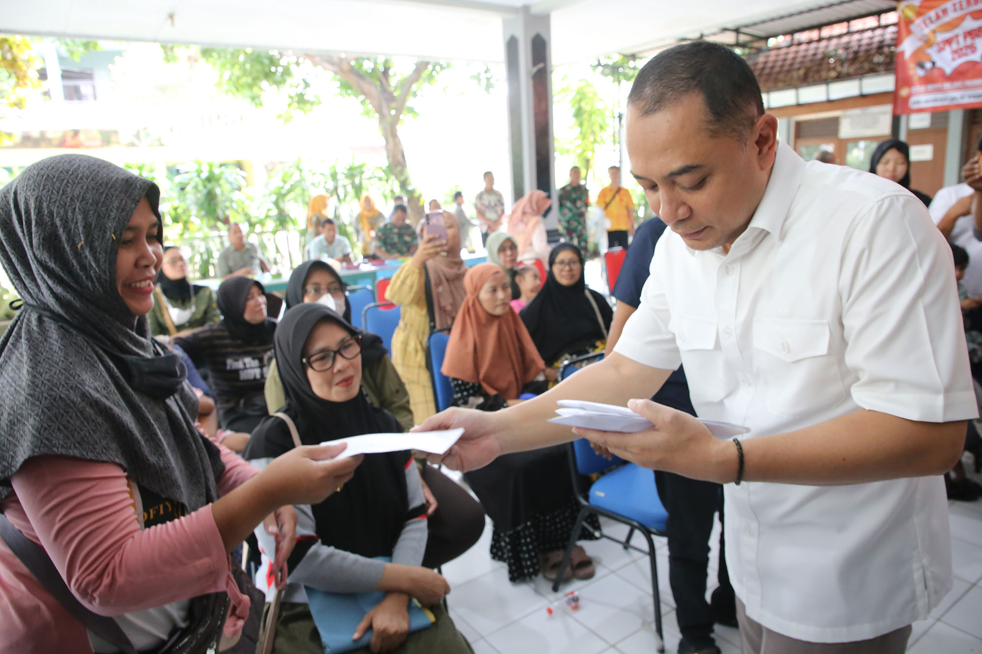 Wali Kota Surabaya Eri Cahyadi Berikan Ganti Rugi Pada UMKM Korban Penipuan