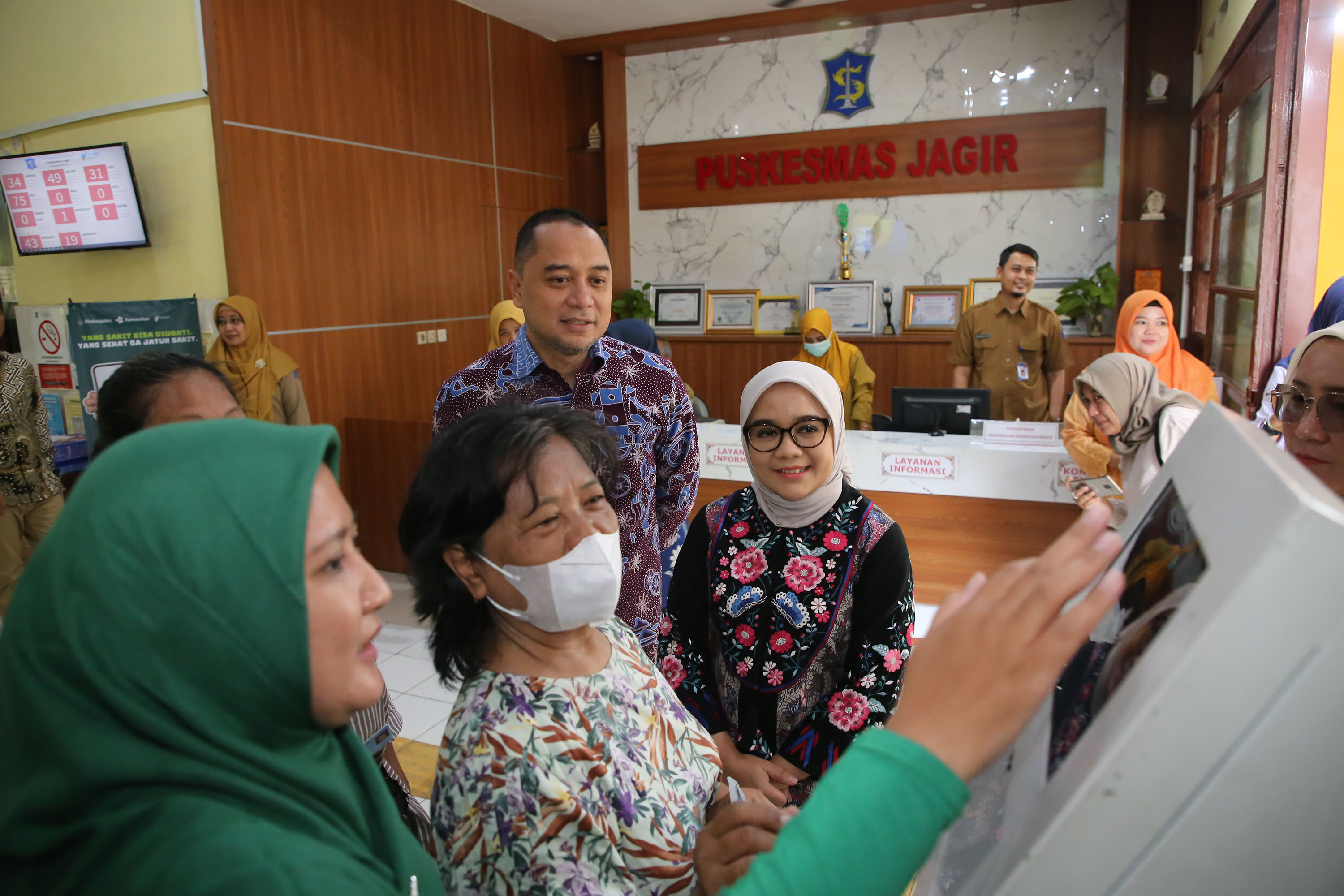 Wali Kota Surabaya Eri Cahyadi melakukan tinjauan langsung ke Puskesmas Jagir.