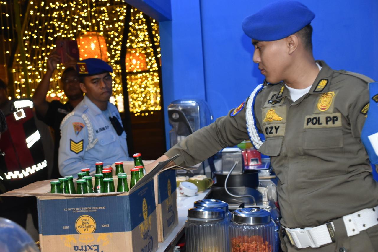 Satpol PP Surabaya Amankan 76 Botol Miras