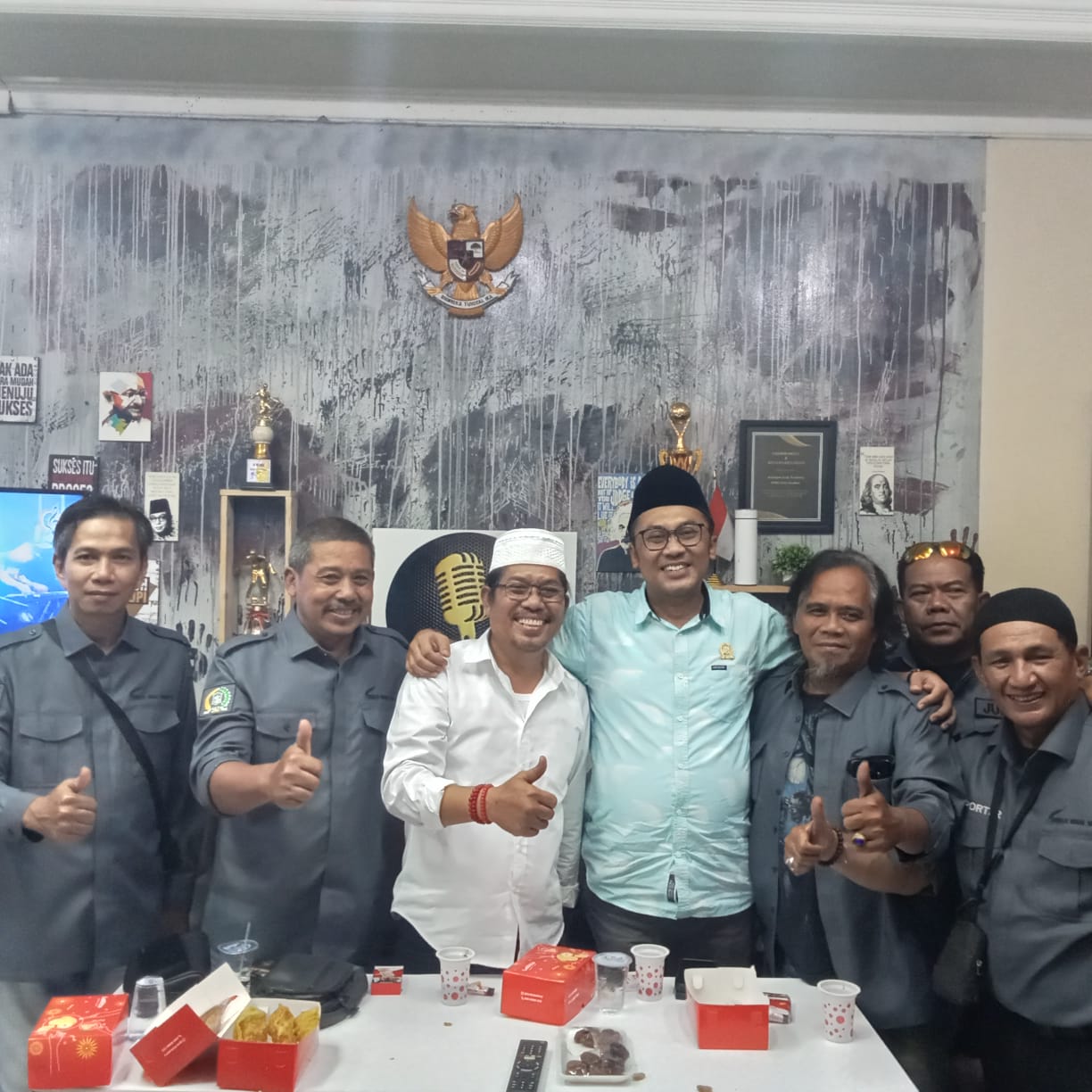 Ketua komisi B DPRD Surabaya Muhammad Farizd Hafif di dampingi Budi Leksono dan Wartawan Judes di Press Room