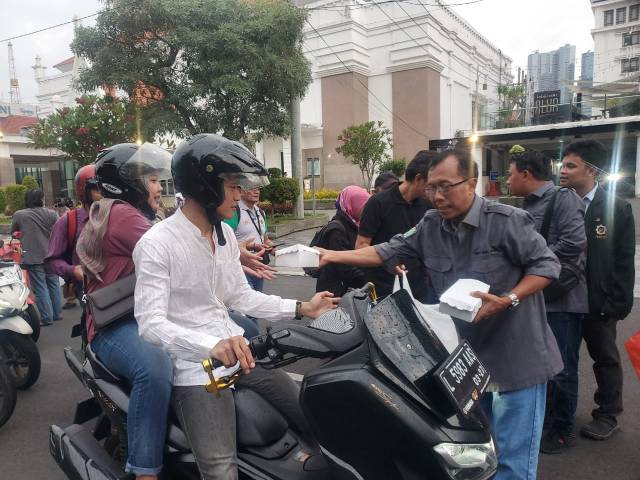 Pokja Judes Berbagi Takjil Pengendara Jalan