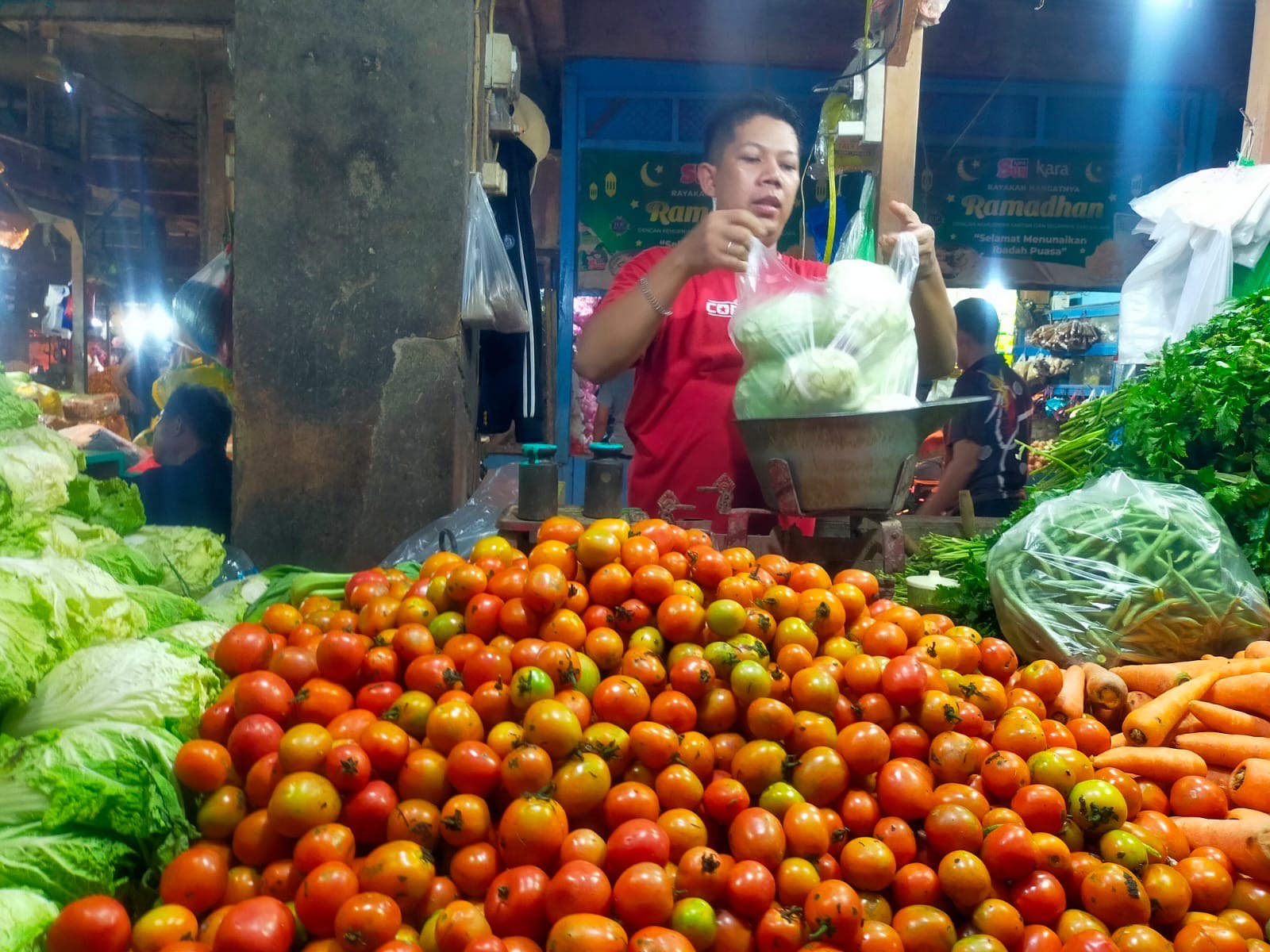 Pasokan Bahan Pokok di Pasar Keputran Utara Surabaya Aman