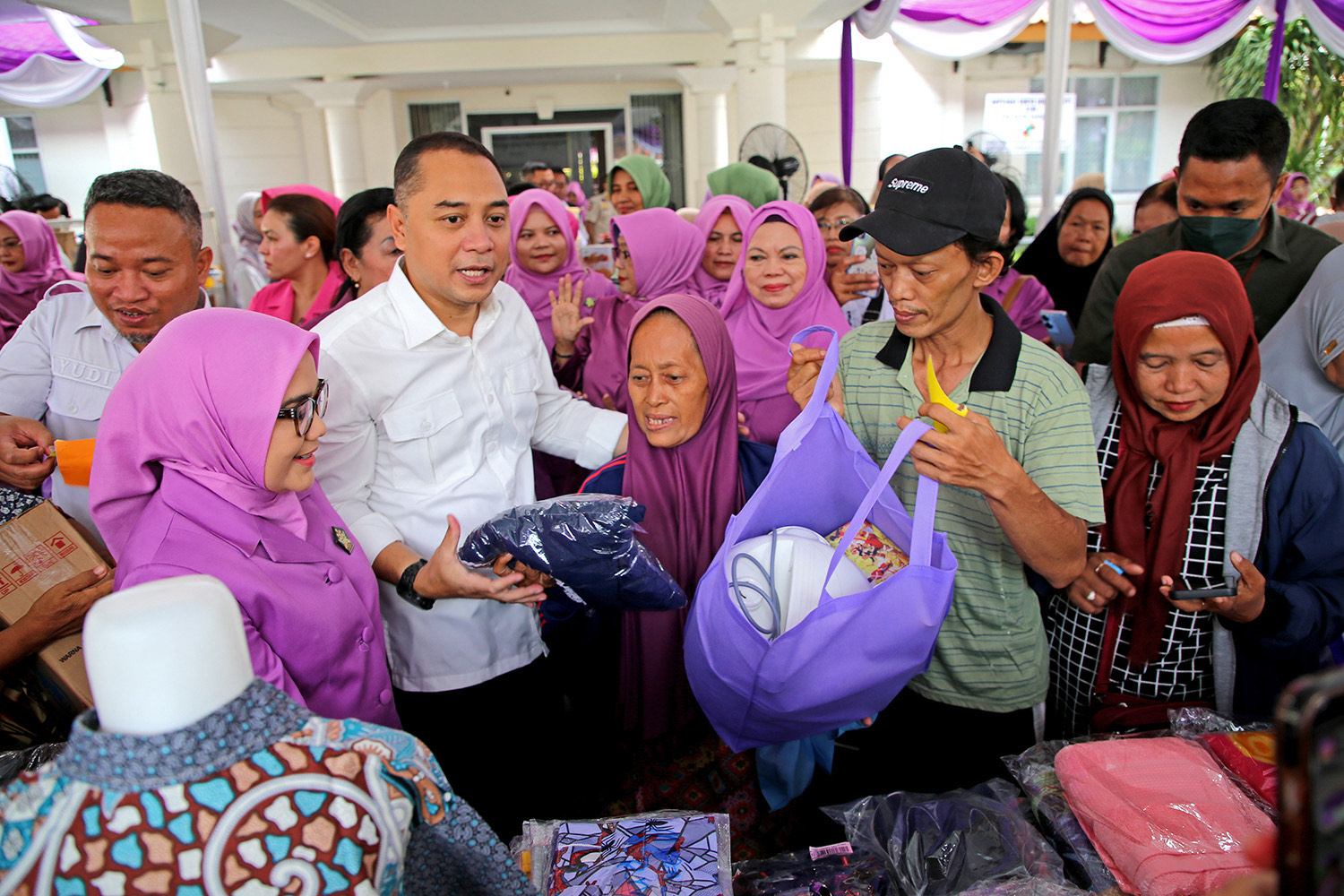 Pemkot dan GOW Surabaya Berikan Bantuan Ramadan untuk Keluarga Miskin