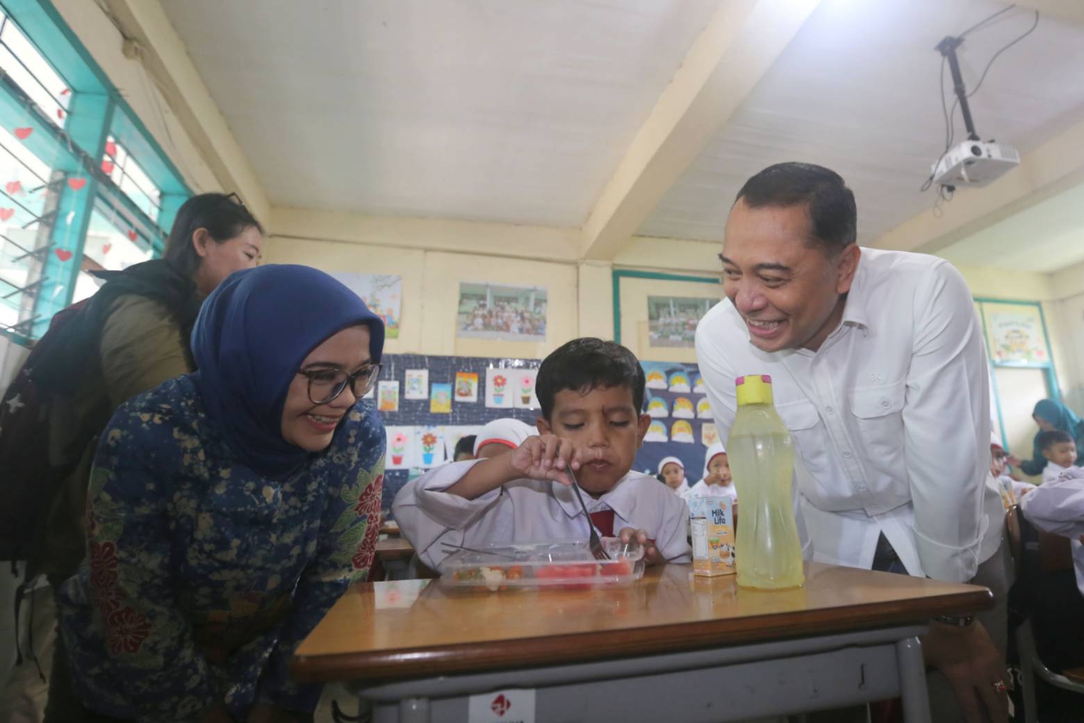 Wali Kota Surabaya Eri Cahyadi saat Mengunjungi Salah Satu Sekolah 