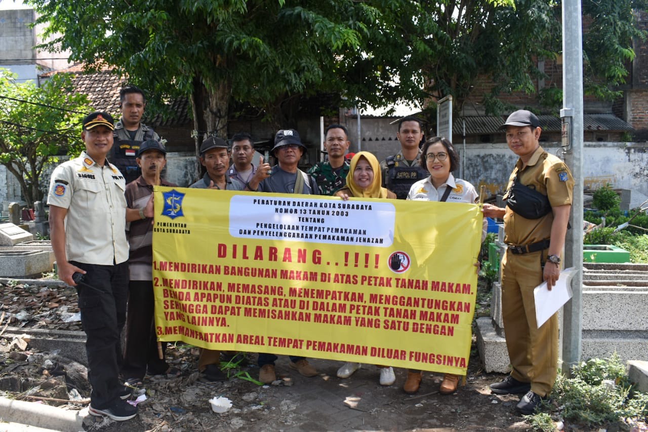 Camat Simokerto Noervita bersama Satpol PP Surabaya