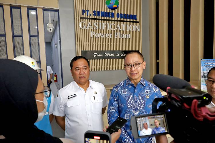 Wakil MPR RI Eddy Soeparno di Dampingi Kepala DLH Surabaya Didik Irianto 
