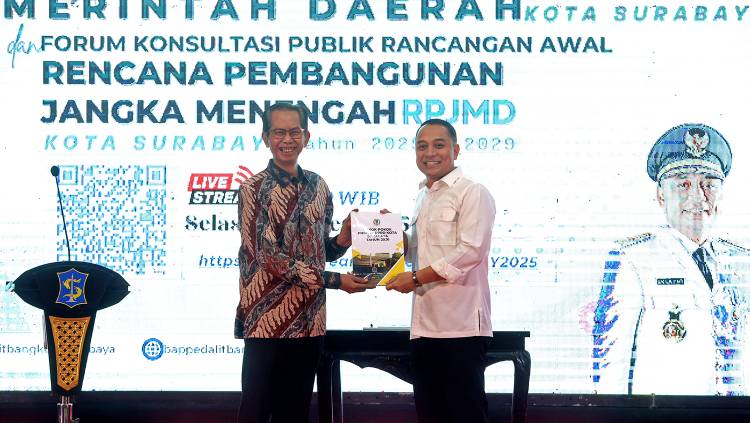 Ketua DPRD Surabaya Adi Sutarwijono bersama Wali kota Surabaya Eri Cahyadi 