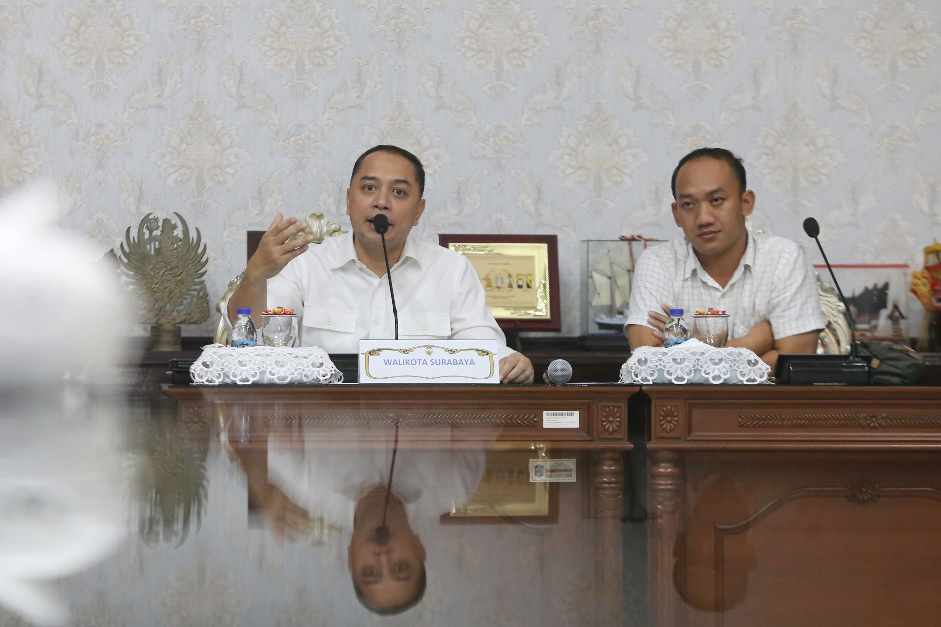 Wali Kota Surabaya Eri Cahyadi Dampingi Puluhan Pekerja Laporkan Penahanan Ijazah