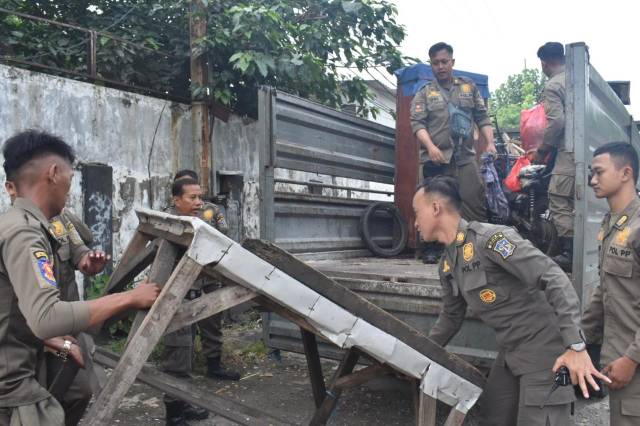 Satpol PP Surabaya Tertibkan PKL dan Bangunan Liar