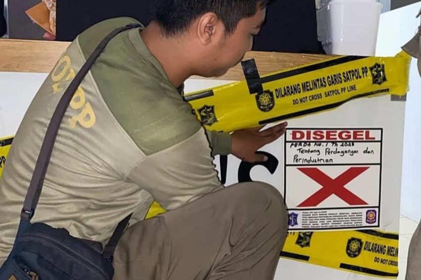 Satpol PP Surabaya Segel Gerai Es Krim Tak Berizin Jual Alkohol 