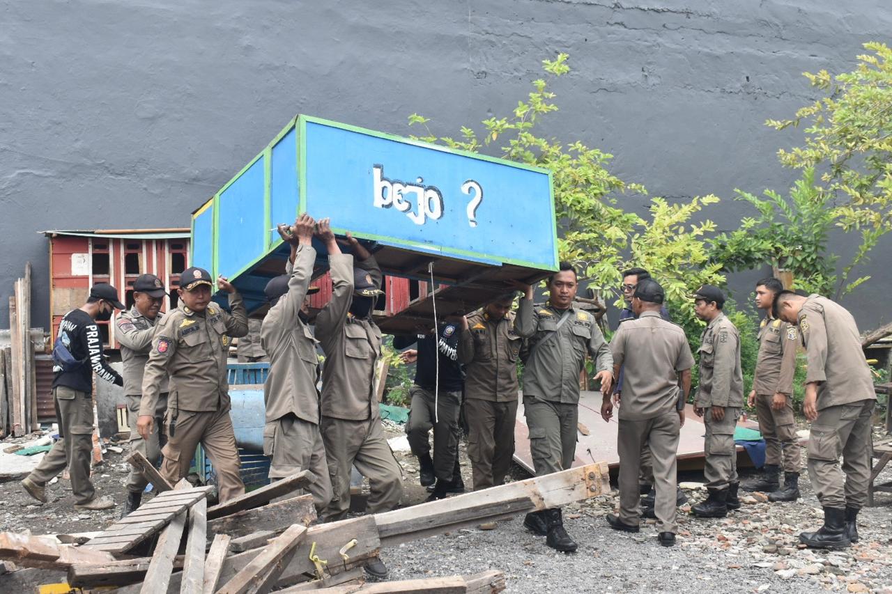 Satpol PP Surabaya Tertibkan Bekupon di Petemon