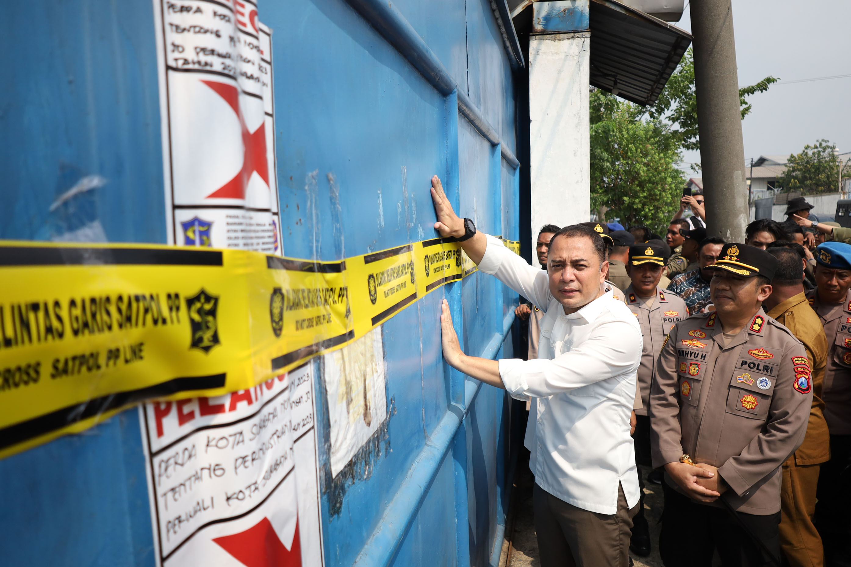 Pemkot Surabaya dan Polres Tanjung Perak Segel Gudang Sentoso Seal