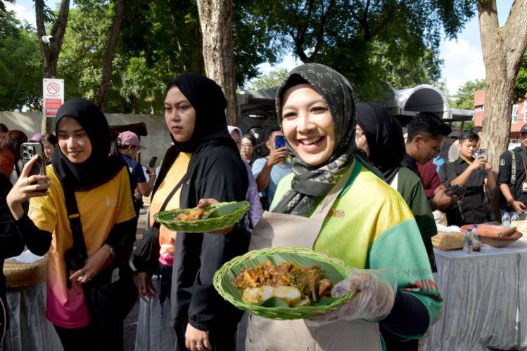 Istri Kepala Daerah Asyik Nguleg Rujak Cingur di Kenjeran