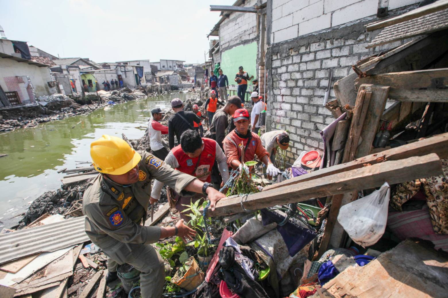 Pemkot Surabaya Tertibkan 125 Bangli di Bantaran Sungai Kalianak