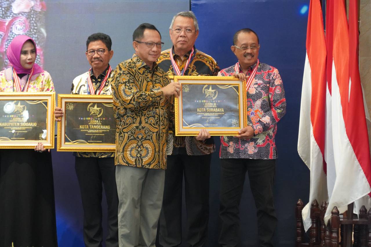Penghargaan bergengsi ini diberikan langsung oleh Menteri Dalam Negeri Republik Indonesia, Tito Karnavian, kepada Wakil Wali Kota Surabaya, Armuji, 