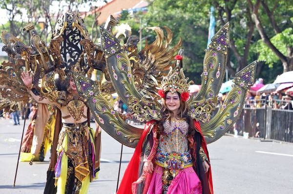 Ribuan Warga Tumpah Ruah Saksikan Parade Vaganza Surabaya 2025