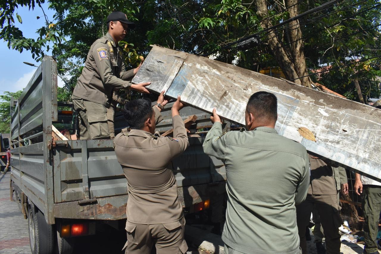 Satpol PP Surabaya Tertibkan Bangunan Liar untuk Normalisasi Saluran Air di Wiyung Pratama dan Karangan PDAM