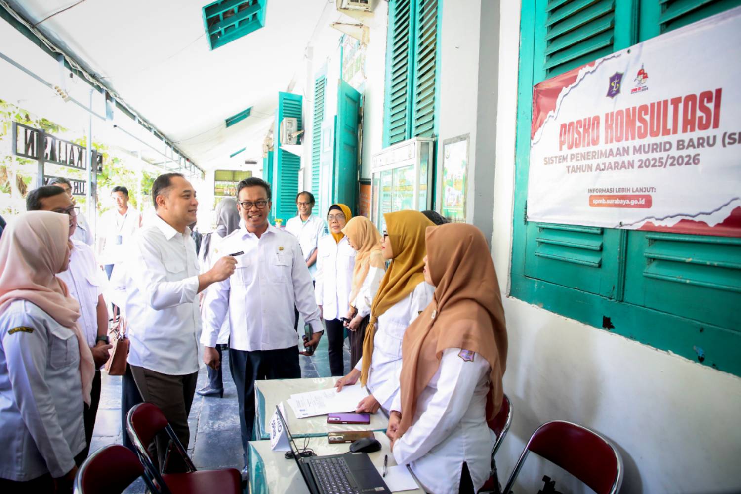 Wali Kota Eri Tinjau Posko SPMB, 