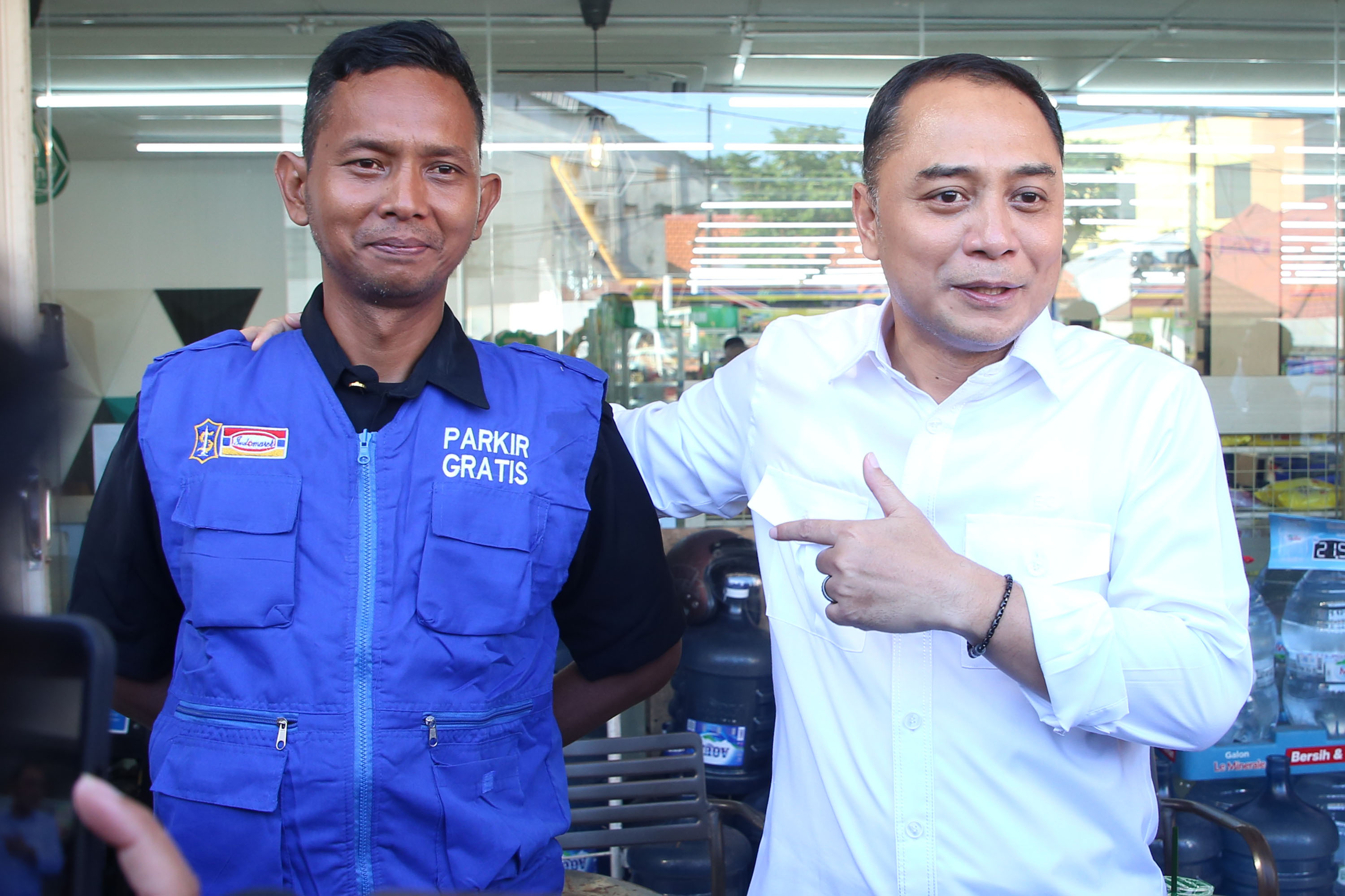 Wali Kota Eri Bersama Jukir Resmi dari Toko Modern 