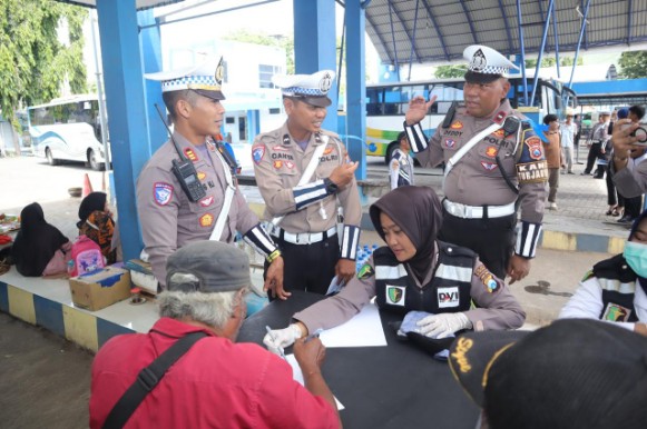 Satlantas Polres Situbondo melaksanakan Kegiatan Cek urine kpd pengemudi dan awak bus di terminal situbondo utk memastikan keselamatan di jalan