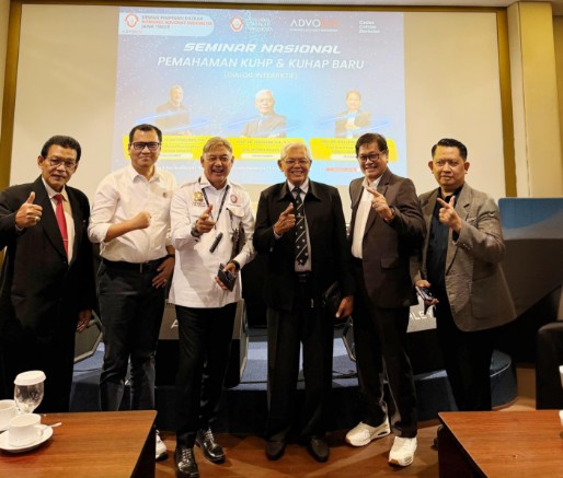 Foto Dari Kiri: Hary Subagyo-DPD Jatim, H. Arif Wahyudi-Dir. Advokasi, Ketua Presidium Pusat Dr. KPH. Heru S, Notonegoto, Prof. Dr. Sardjinono Pakar Pidana-Penasehat DPD, Dr. H. Rizal Haliman -Presidium DPP, Arief Riyadi-DPD Jatim.