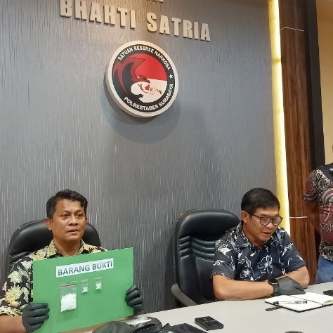 Foto : Kanit narkoba unit 3, Iptu Eko Julianto Pamerkan BB bersama Wakasat Narkoba Kompol Rendik