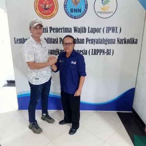 Kasatnarkoba Pelabuhan Tanjung perak, Akp. Adik Agus Putrawan Ketika dalam kunjungannya Bersama Ketua LRPPN-BI Prof.Siswanto.