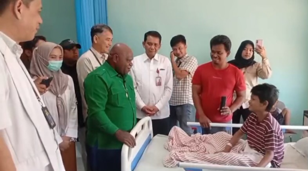 Menteri Ham Kunjungi Siswa Keracunan MBG di RS. IBI