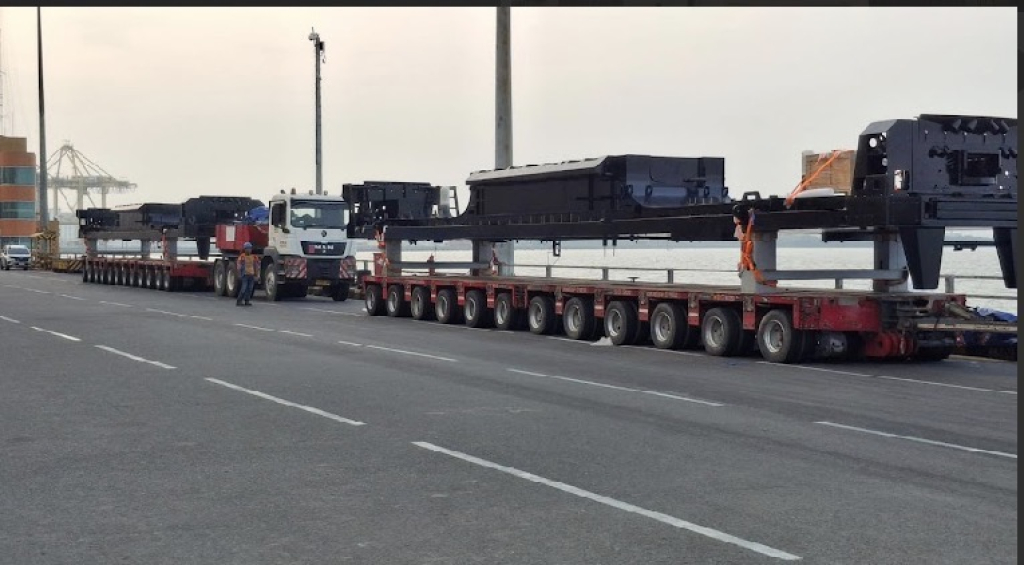 foto kereta PT.Inka di kirim melalui Terminal Peti Kemas