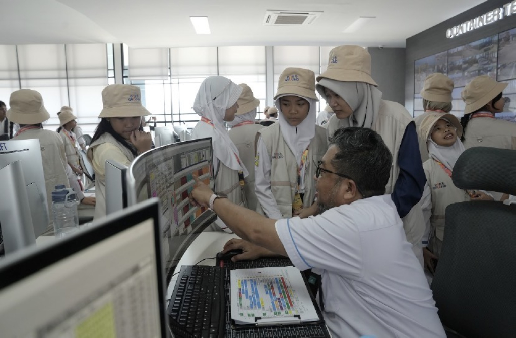 Anak-anak peserta Portground Vol.1 mengikuti edukasi kepelabuhanan di Terminal Petikemas Surabaya. Program yang digelar PT Pelindo Terminal Petikemas bersama BNN Kota Surabaya dan BPBD Kota Surabaya ini mengenalkan dunia pelabuhan, bahaya narkotika, serta