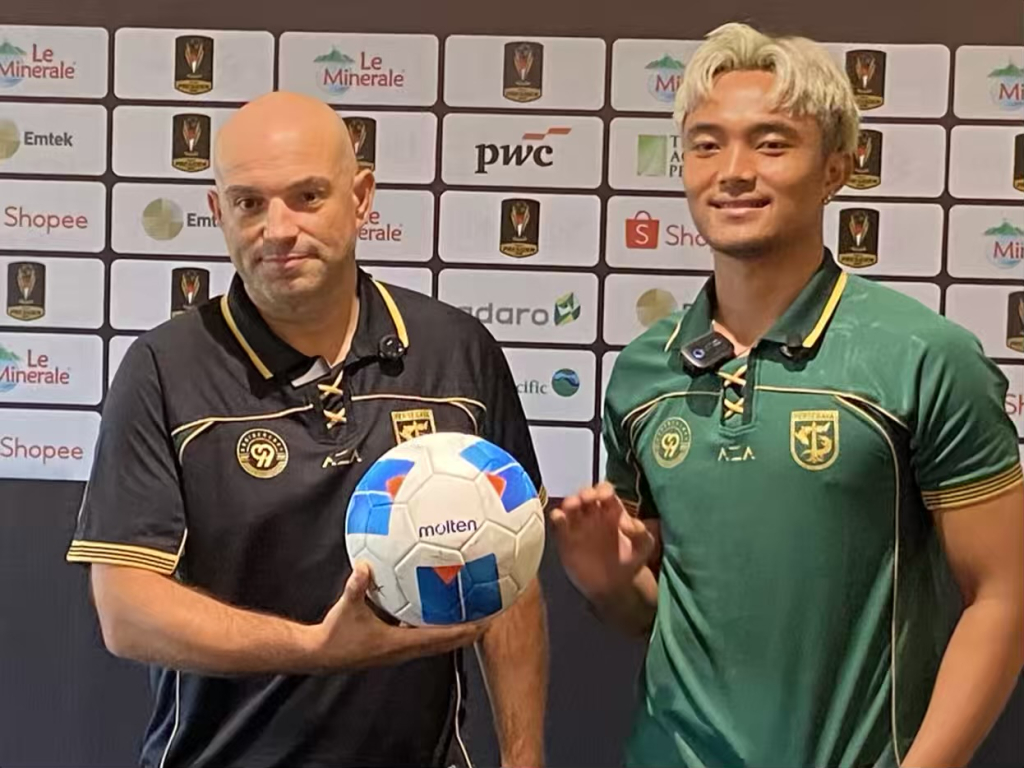 pelatih persebaya surabaya Bernardo Tavares bersama kiper persebaya ernando ari sutariyadi