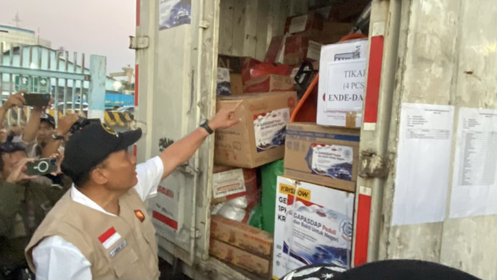 bambang Haryo Soekarto (B.H.S) ketika meninjau bantuan yang akan di kirim