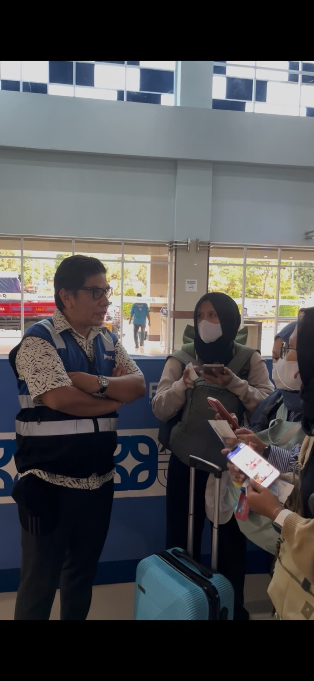 Kepala Cabang PT PELNI (Persero) Surabaya, Roni Abdullah menghimbau para penumpang kapal di GSN pelabuhan Tanjung Perak.